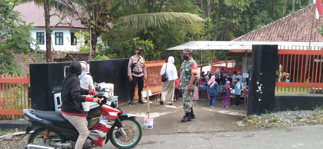 Bhabinkamtibmas Lakukan Pengamanan Bantuan BPNT BACTH